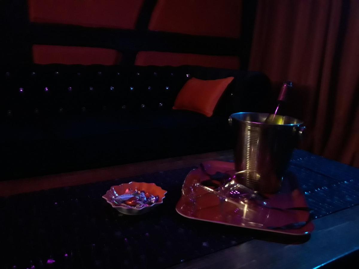 Love Room Le Rouge Et Noir Barr Exterior photo