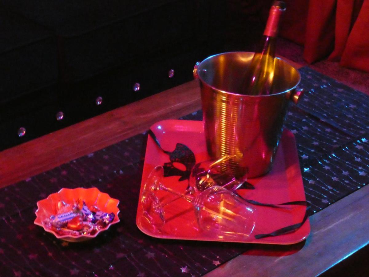 Love Room Le Rouge Et Noir Barr Exterior photo